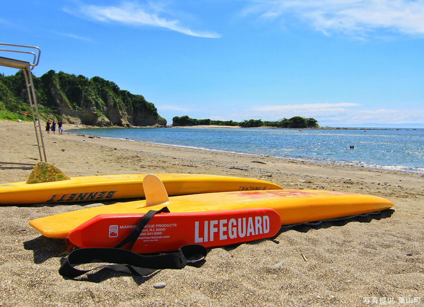 砂浜に置いてあるサーフボードと長者ヶ崎海岸の海　写真提供：葉山町