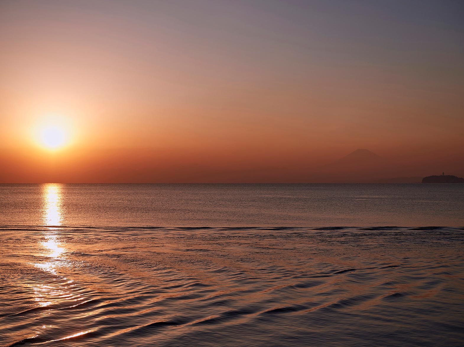 海と夕日の写真
