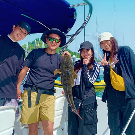 釣果情報投稿写真 男女4人と釣った魚で記念撮影