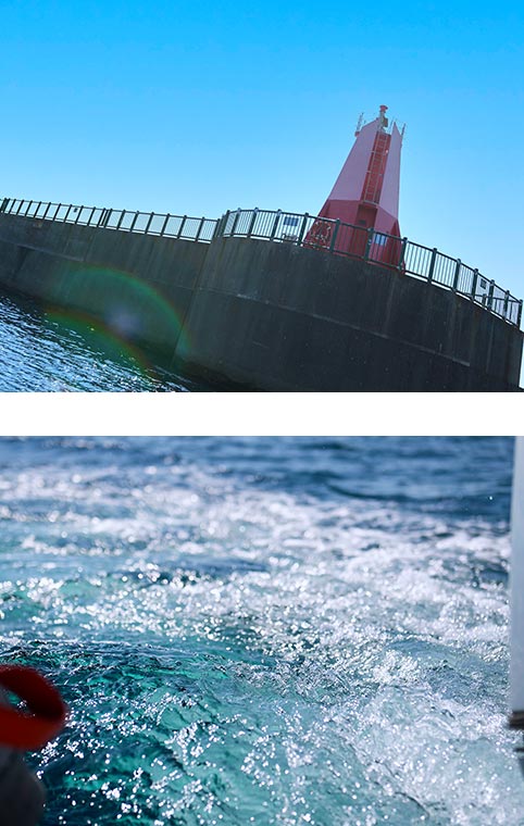 上：信号灯を下から見た写真　下：船が走った後の波