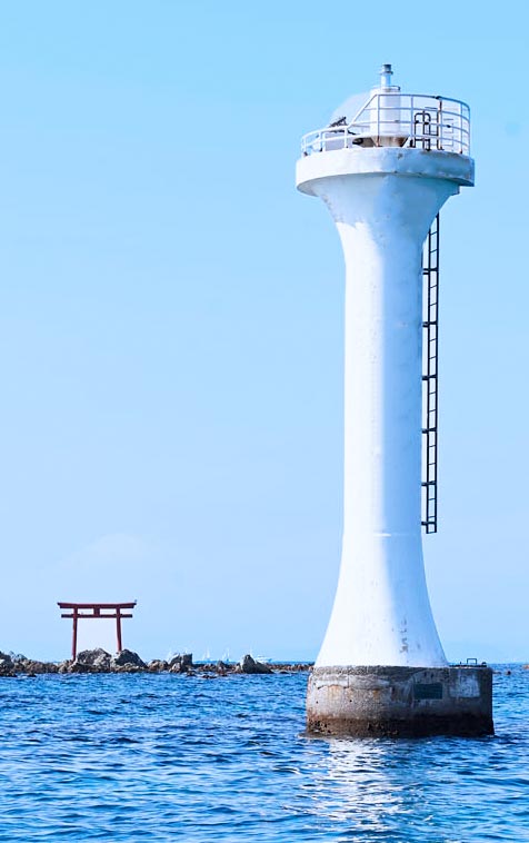 灯台と海