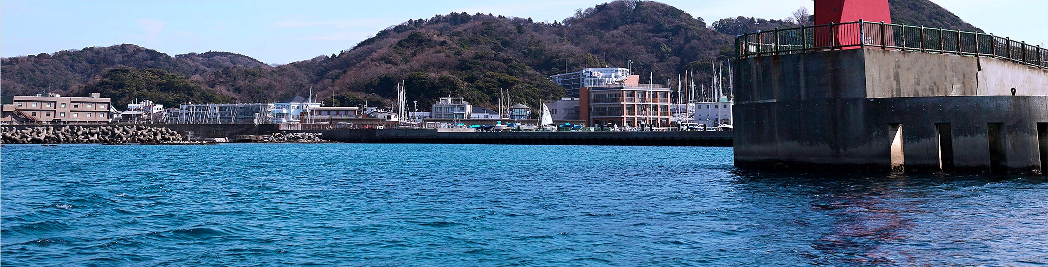 葉山港の海から撮った信号灯の写真