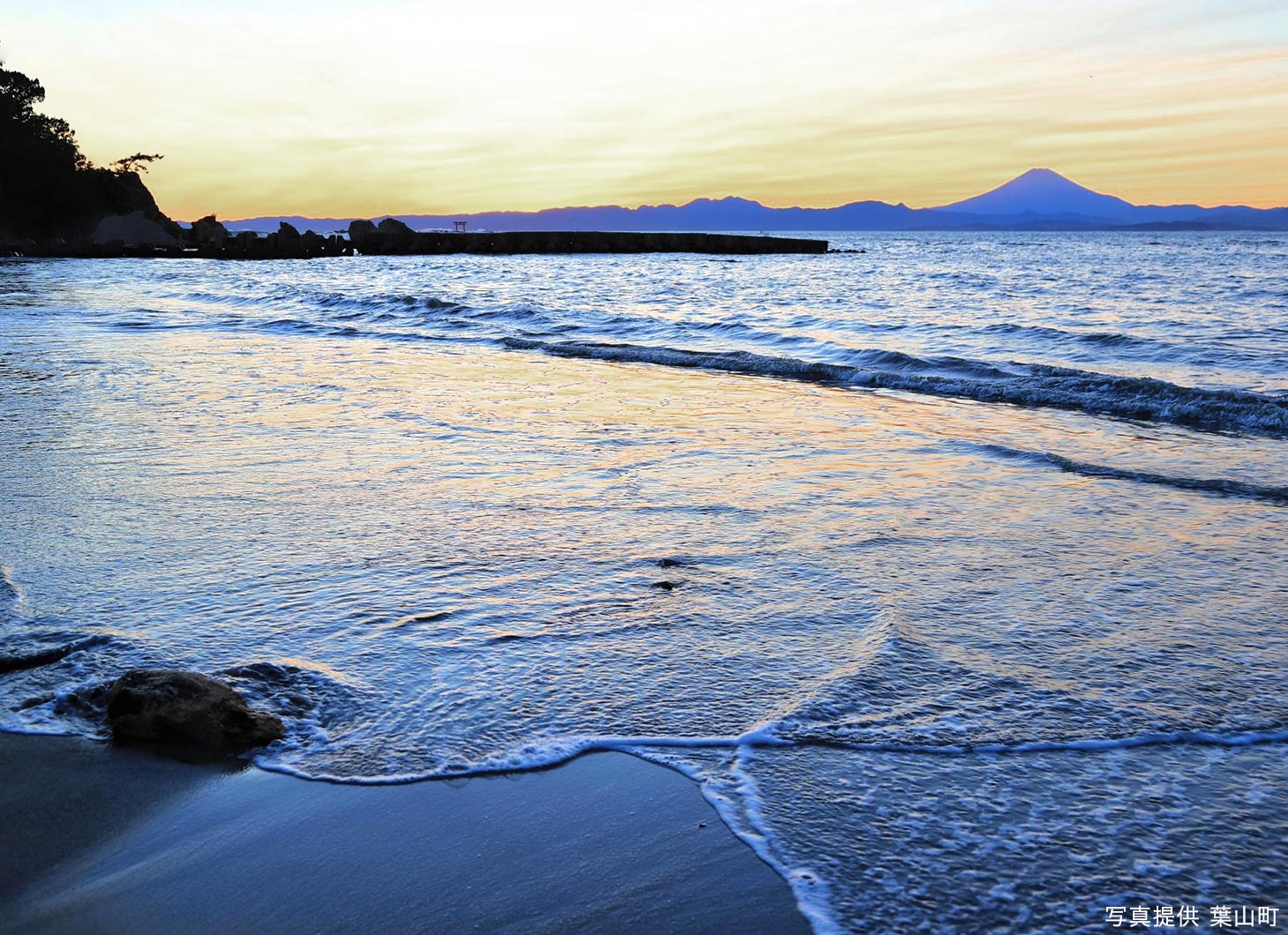 夕焼けの海と砂浜　写真提供：葉山町