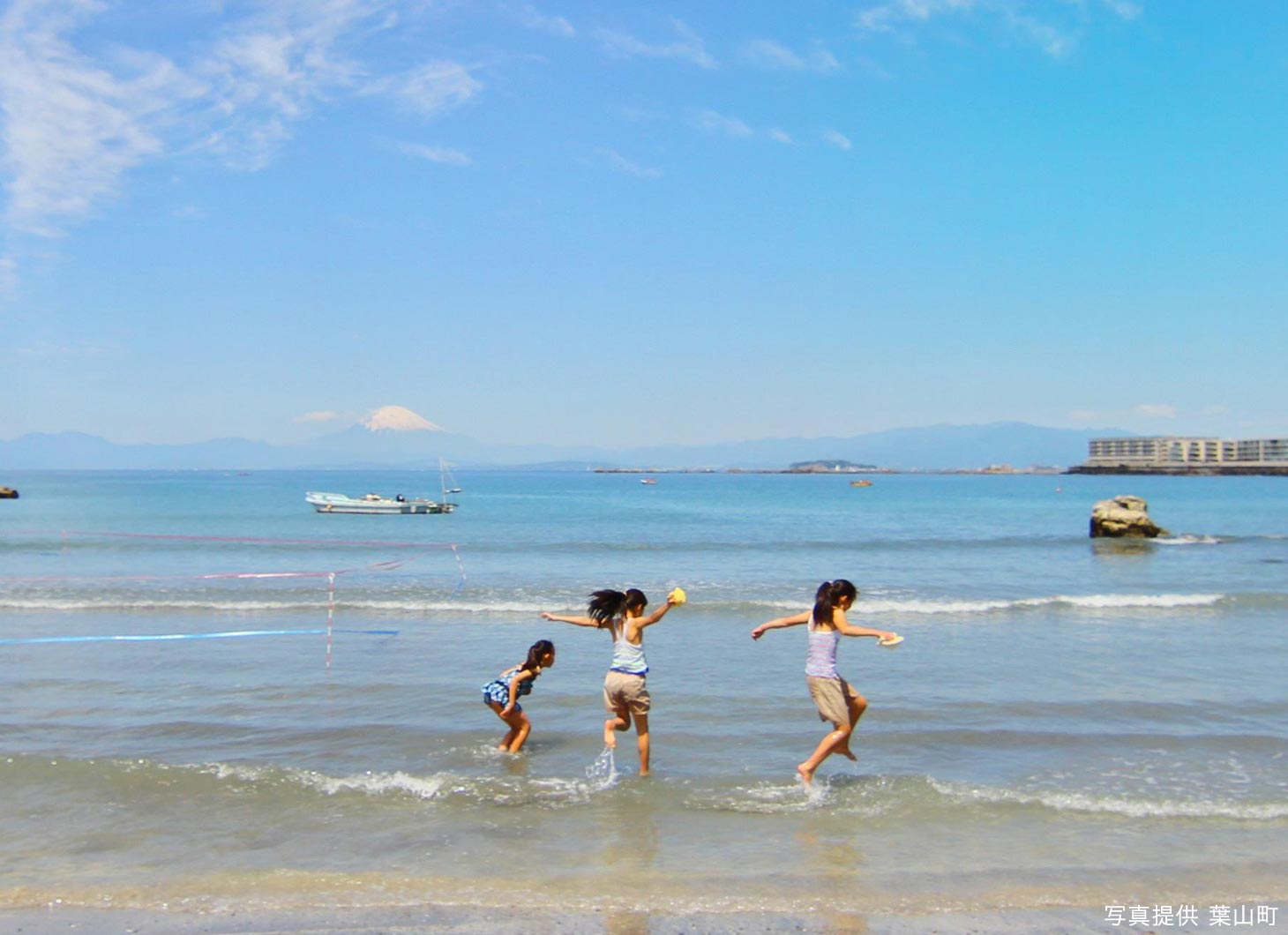 一色海岸で海水浴を楽しんでいる子供　写真提供：葉山町