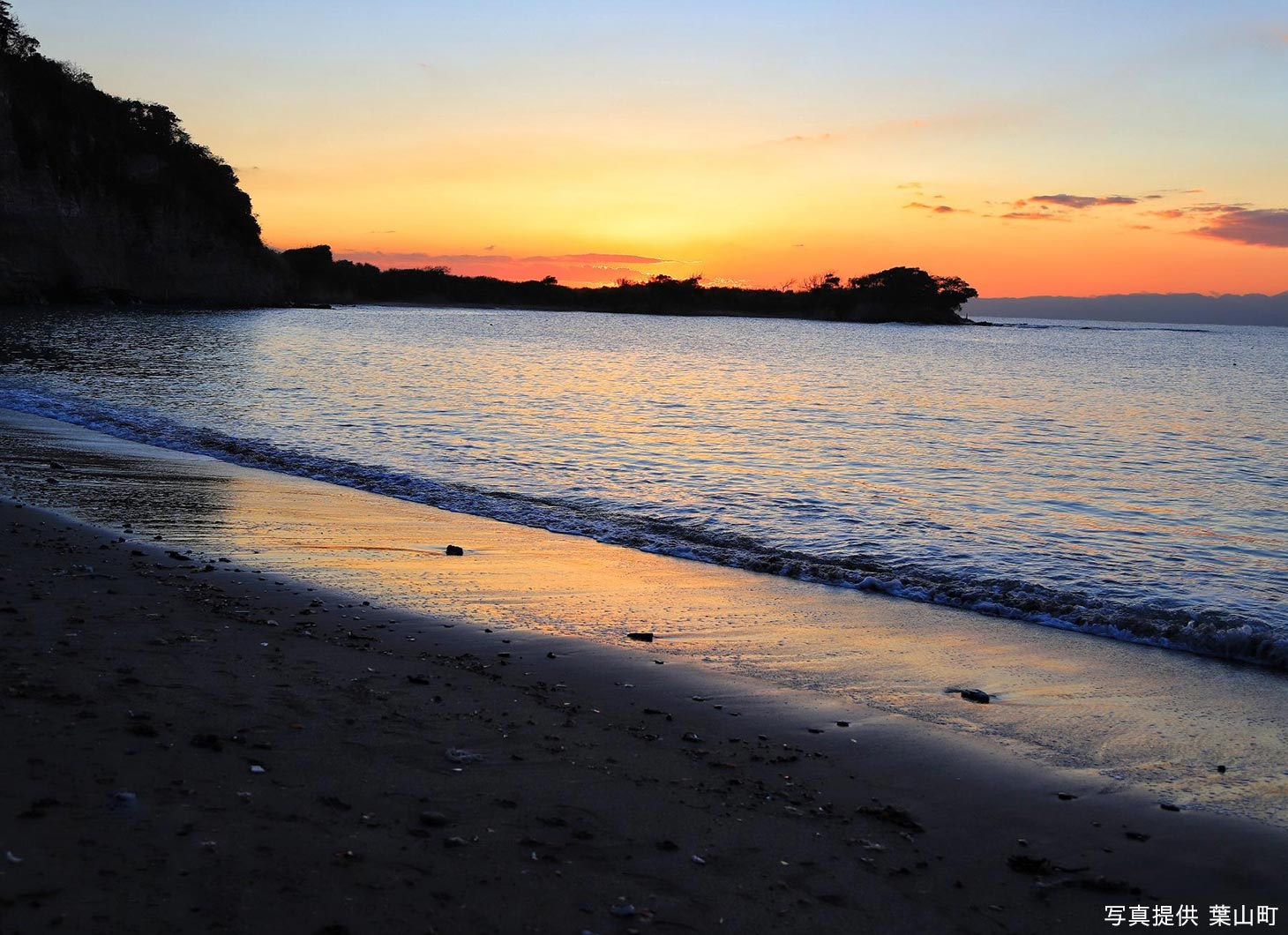 夕焼けの長者ヶ崎海岸　写真提供：葉山町